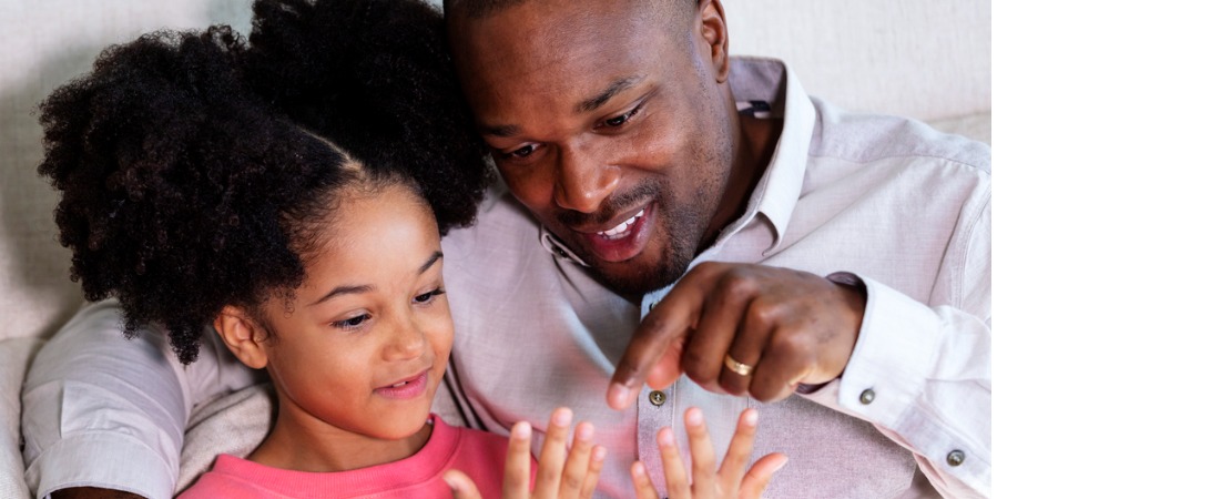 Homem afro-americano ensinando os números em inglês para sua filha os